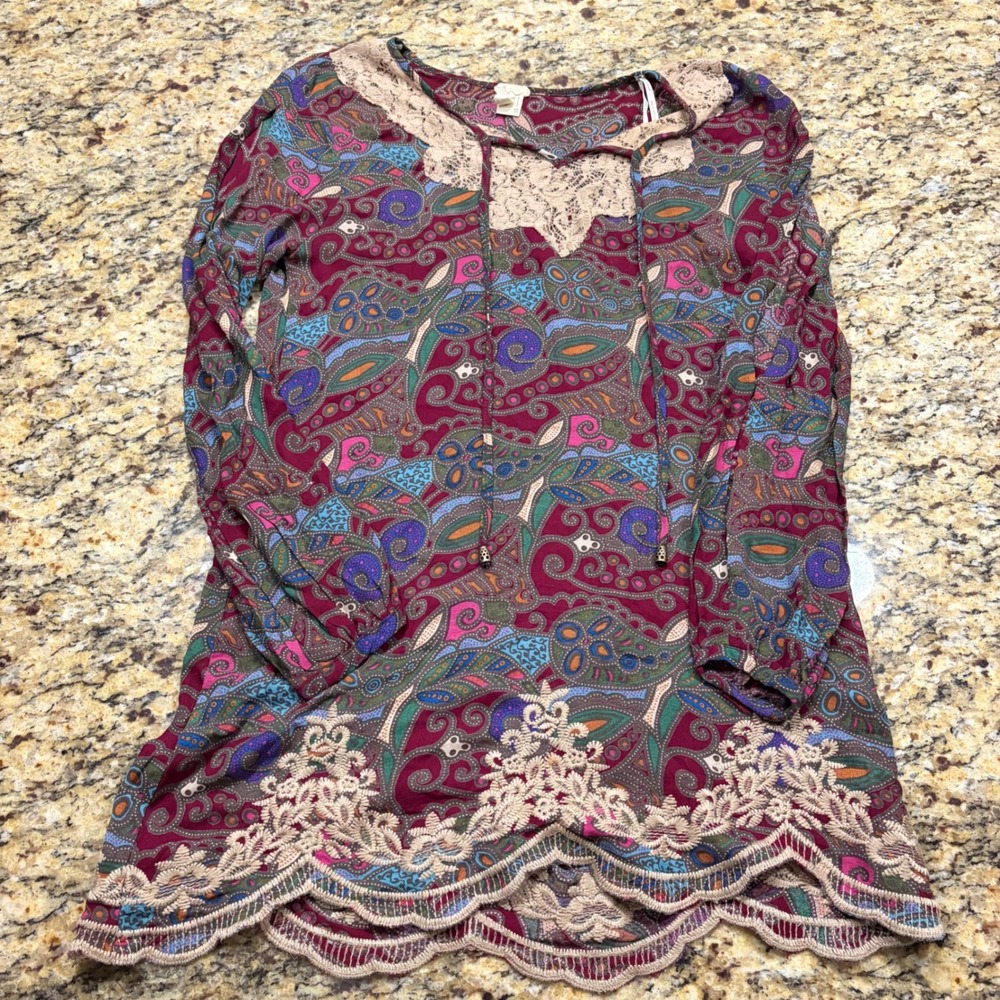 Gimmicks by BKE Women XS Paisley Lace Trim Tunic Top Burgundy Boho Tassel Tie ws